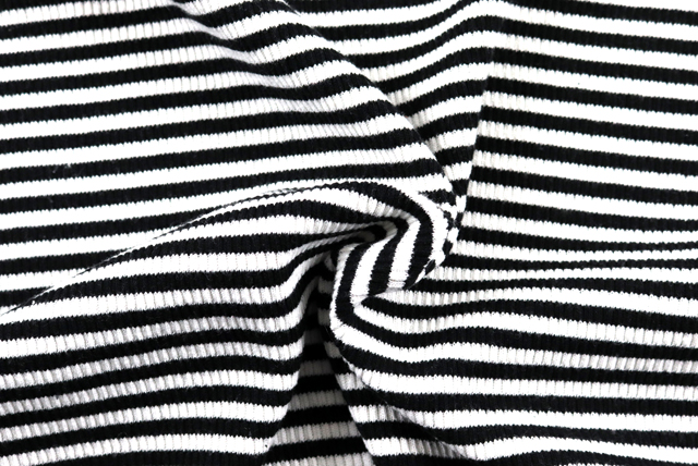 ボーダーリブニット 白×黒 ドレープ感とボーダーの流れ（江戸ッ子 210ya）