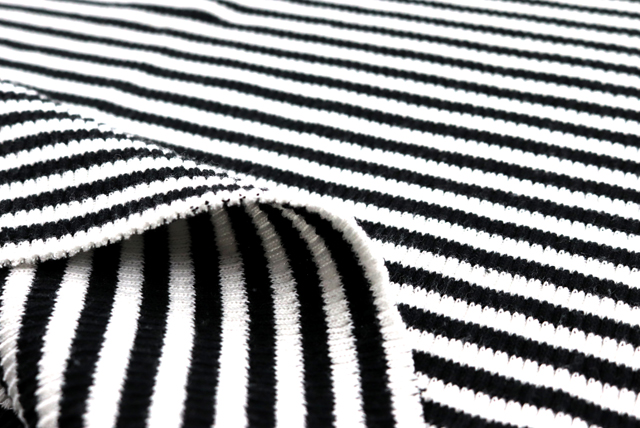 ボーダーリブニット 白×黒 裏面とリブの表情アップ（江戸ッ子 210ya）