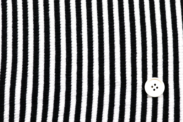 ボーダーリブニット 白×黒 耳側を下にした柄の見え方（江戸ッ子 210ya）