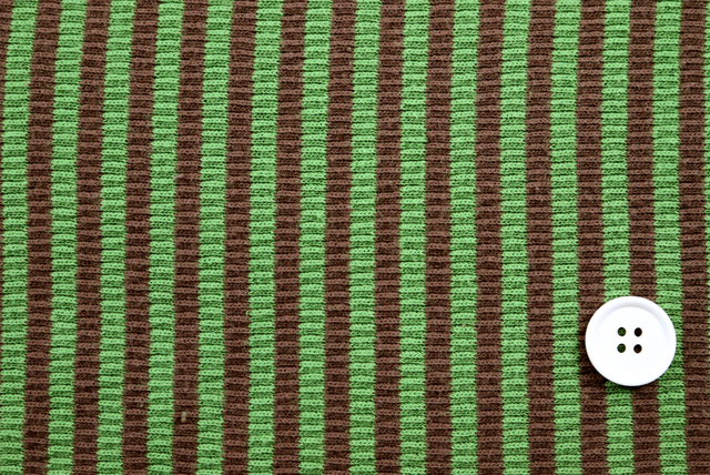 ボーダーリブニット 抹茶×茶 耳側を下にした柄の見え方（江戸ッ子 210ya）