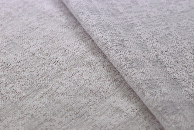 ストレッチチェックニット 薄グレーベージュ 畳んだ状態で柄と風合いを確認