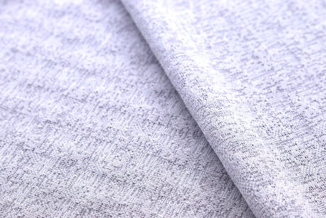 ストレッチチェックニット 薄グレー 畳んだ状態で柄と風合いを確認