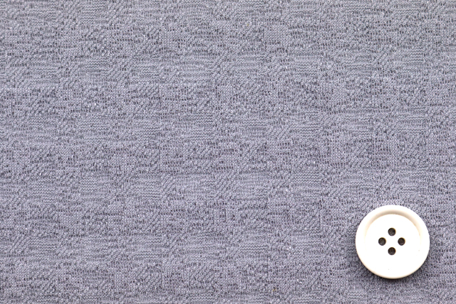 ストレッチチェックニット 薄グレー ボタン2cmとのサイズ比較