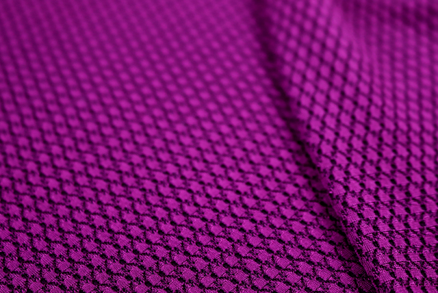 トリアセ ドビージャガードニット 赤紫 裏面アップ