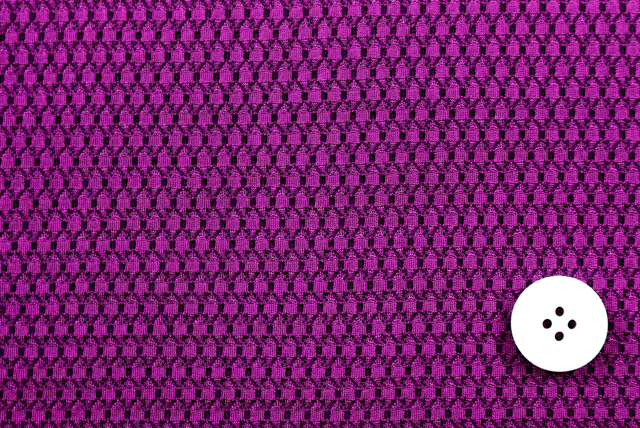 トリアセ ドビージャガードニット 赤紫 柄アップ・ボタン比較