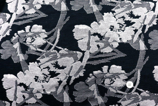 ジャガードニット 花柄 ダークネイビー×グレイ 全体(50mmボタン比較)