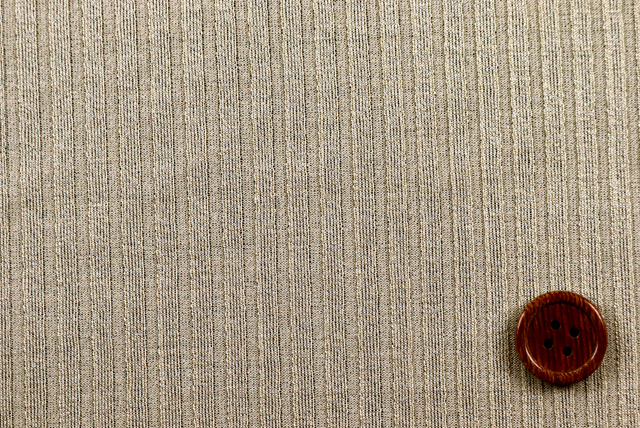 リブニット ベージュ 目面アップ・ボタン比較