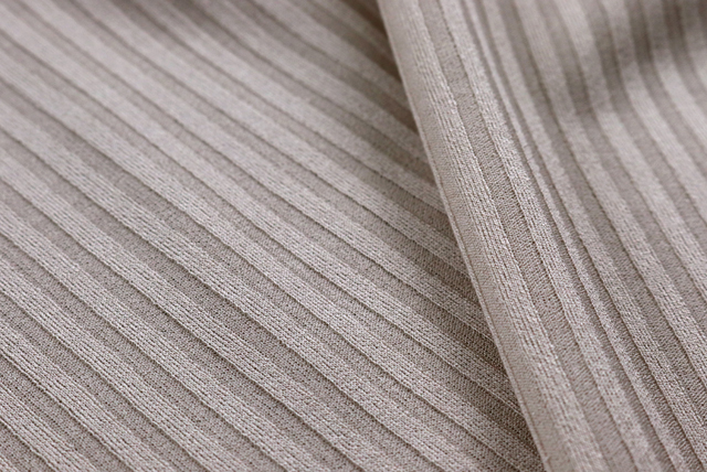 リブニット 灰白色 質感・畝アップ