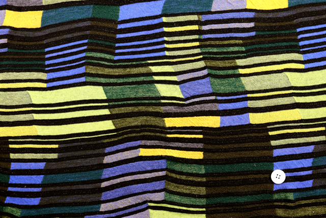 ウール混 ラメ入りジャガードニット モザイクボーダー柄 グリーン系マルチカラー 全体(50mmボタン比較)