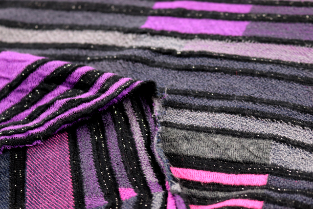 ラメ入りジャガードニット モザイクボーダー柄 パープル系マルチカラー 生地端・裏面