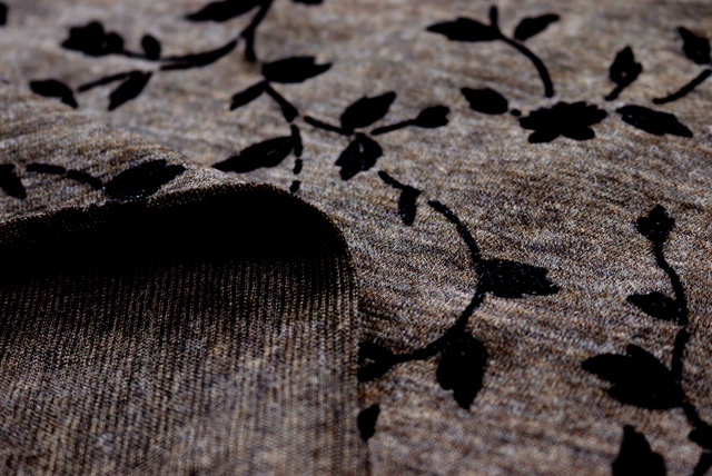 ウール混ニット フロッキープリント こげ茶 裏面・厚み