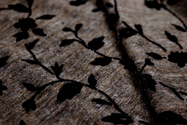 ウール混ニット フロッキープリント こげ茶 表面アップ