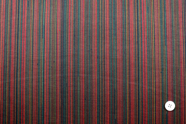 縦縞模様 ダブルニット服地 赤系マルチストライプ(赤・緑系) 全体(50mmボタン比較)