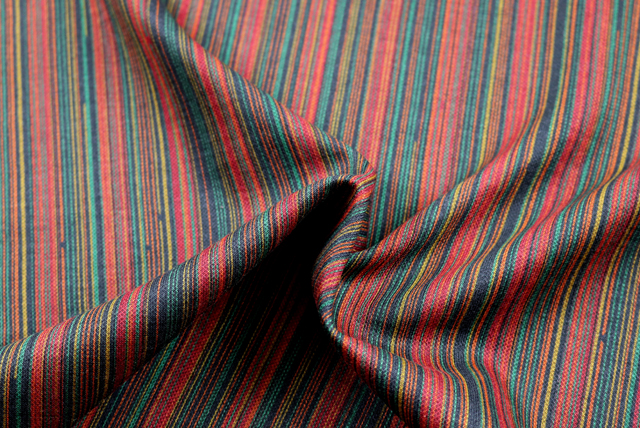 縦縞模様 ダブルニット服地 赤系マルチストライプ ドレープ