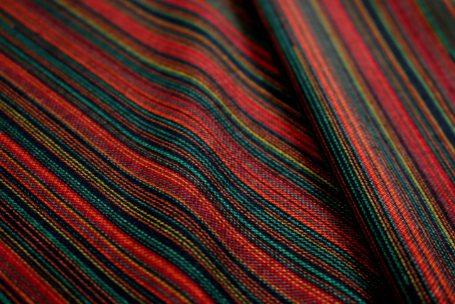 縦縞模様 ダブルニット服地 赤系マルチストライプ 表面アップ