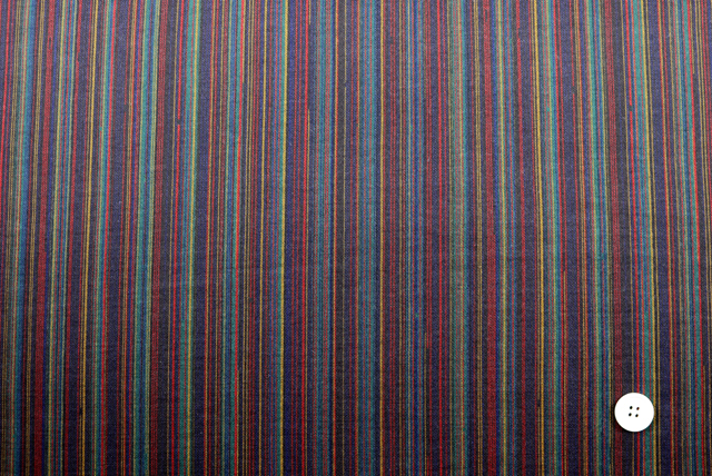 縦縞模様 ダブルニット服地 紺系マルチストライプ（紺・赤系） 全体（20mmボタン比較）