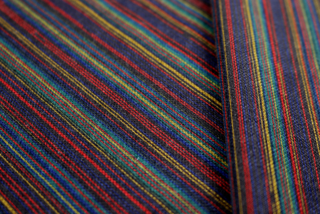 縦縞模様 ダブルニット服地 紺系マルチストライプ 表面アップ