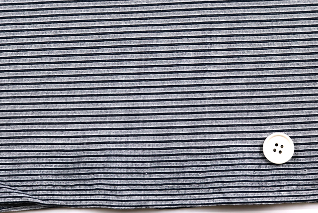 ストライプニット 薄グレイ×黒 生地端と全体の表情（ニット生地屋）