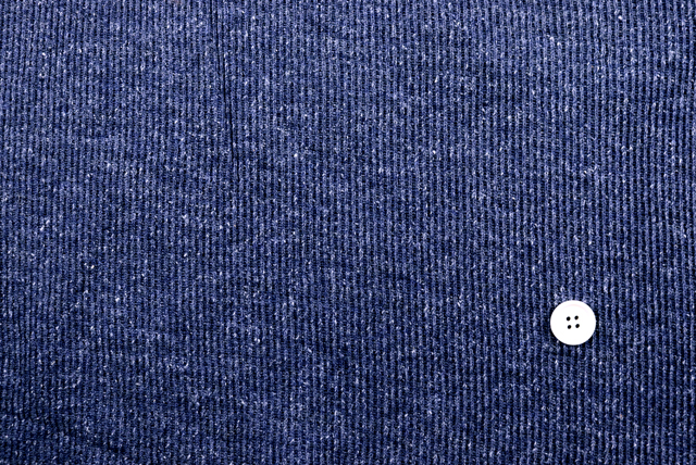 リバーシブルネップニット 紺 全体の色合いとネップの分布 2cm比較用ボタン付き（ニット生地屋）