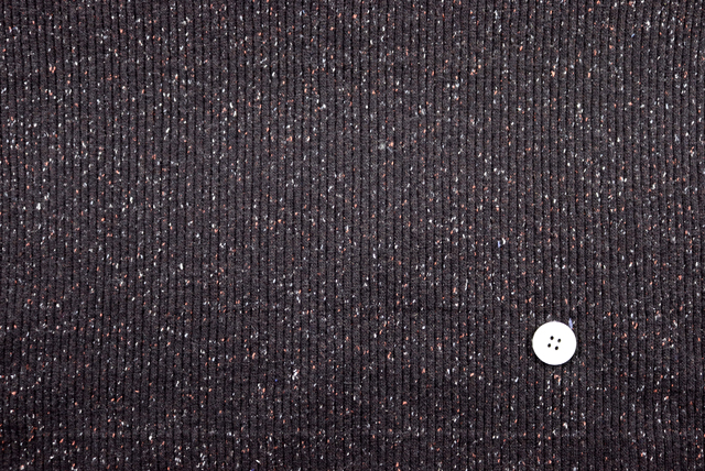シルクネップウールリブニット こげ茶 全体の色合いとネップの分布 2cm比較用ボタン付き(ニット生地屋)
