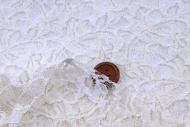 ラッセルレース オフ白 透け感・柄アップ