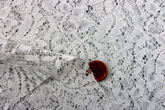 ラッセルレース生地 うすグレイ 柄の拡大