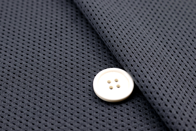 吸汗・速乾 ウォッシャブルメッシュ グレイ 生地の重なりと薄さ比較