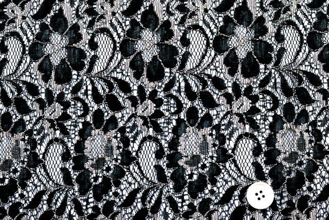 ラッセルレース 花柄 黒系 柄全体（ボタン比較）