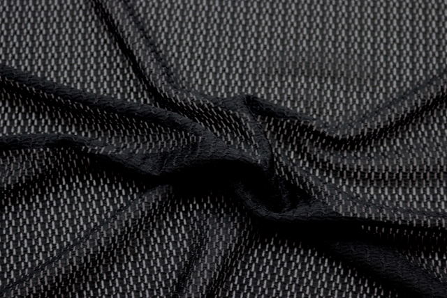 トリアセドビージャガードニット 黒 ドレープと落ち感