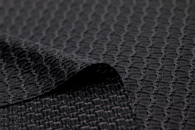 トリアセドビージャガードニット 黒 裏面