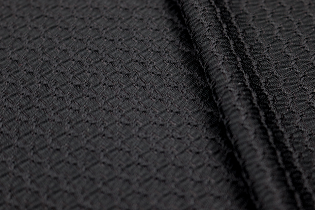 トリアセドビージャガードニット 黒 耳部分と編み組織