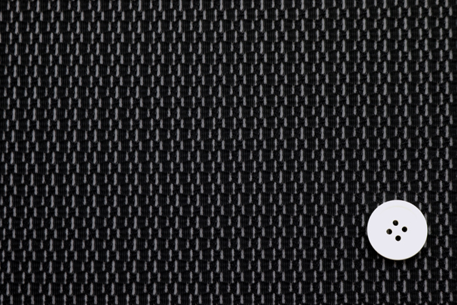 トリアセドビージャガードニット 黒 ボタン比較（2cm）