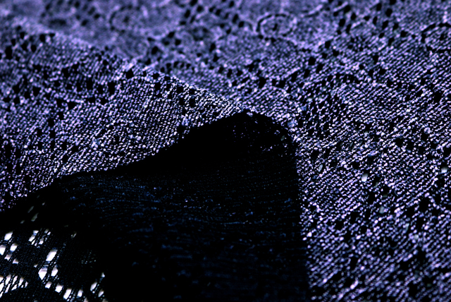 デニム調プリント紺紫色のラッセルレース生地の裏面