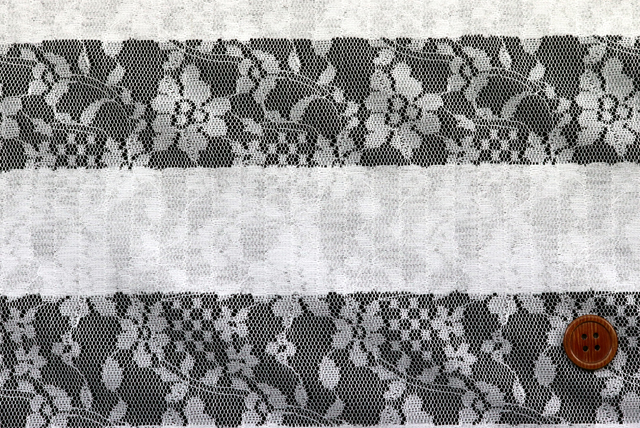 ビッグボーダー ラッセルレース オフホワイト ボタン比較（2cm）