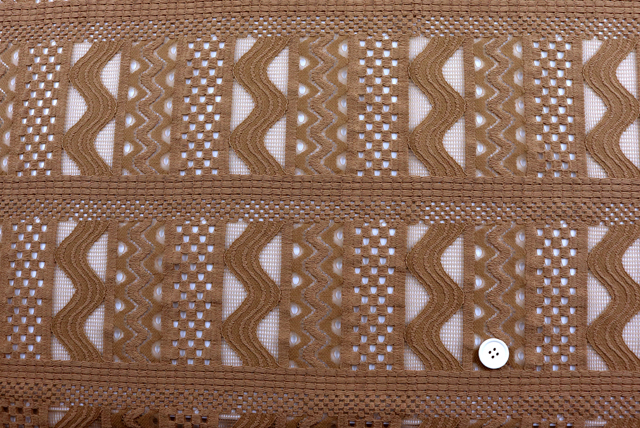 ラッセルレース 濃いベージュ 全体