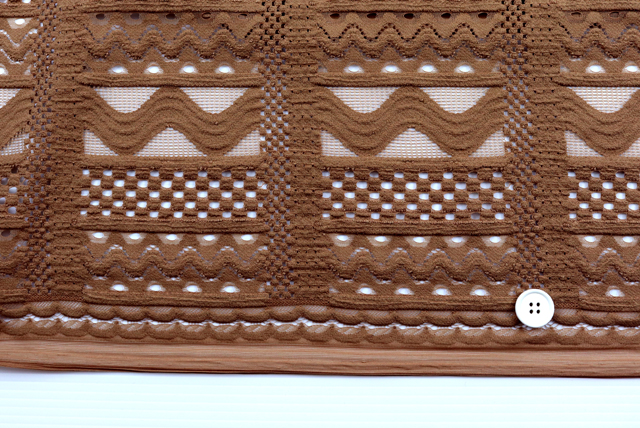 ラッセルレース 濃いベージュ 全幅(耳を下側にして撮影)