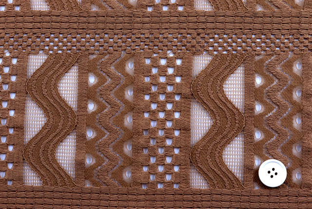 ラッセルレース 濃いベージュ 柄アップ・ボタン比較