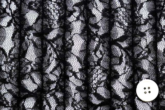 チュールリボン ラッセルレース 黒 ボタン比較（2cm）