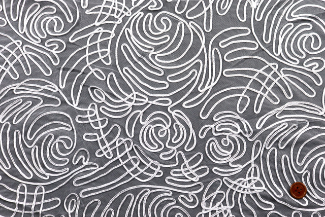 チュールコードレース 白 全体（黒背景で撮影）