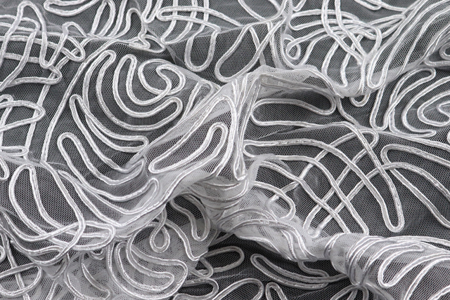 チュールコードレース 白 ドレープ（黒背景）