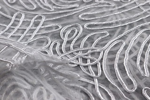 チュールコードレース 白 柄アップ（黒背景）
