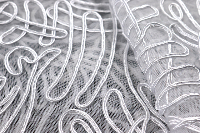 チュールコードレース 白 端・ロールイメージ（黒背景）