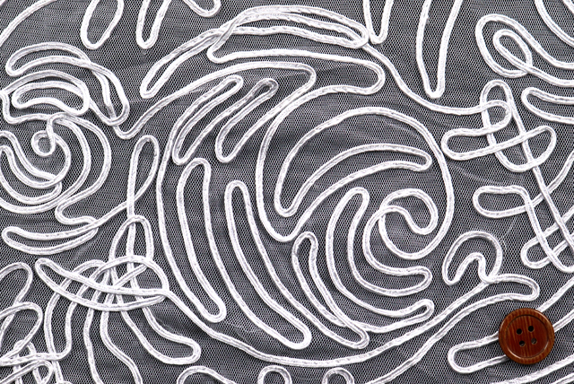 チュールコードレース 白 部分アップ・ボタン比較（黒背景）