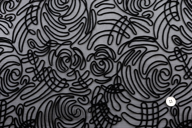 チュールコードレース 黒 全体（白背景で撮影）