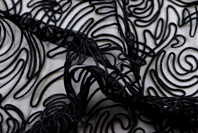 チュールコードレース 黒 ドレープ（白背景）