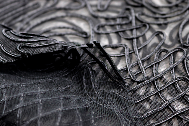 チュールコードレース 黒 柄アップ（白背景）