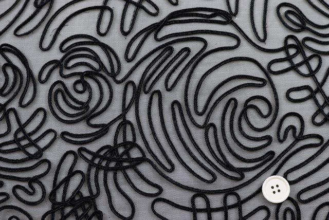 チュールコードレース 黒 部分アップ・ボタン比較（白背景）