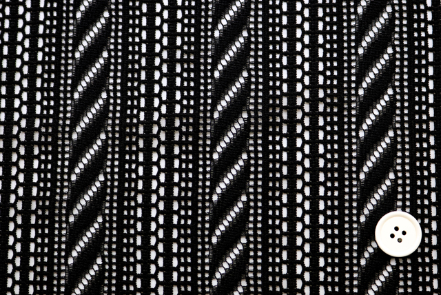 レース服地 黒 ボタン比較（2cm）