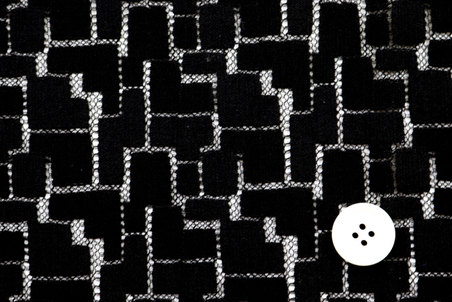 チュールブロックレース 黒 部分アップ・ボタン比較