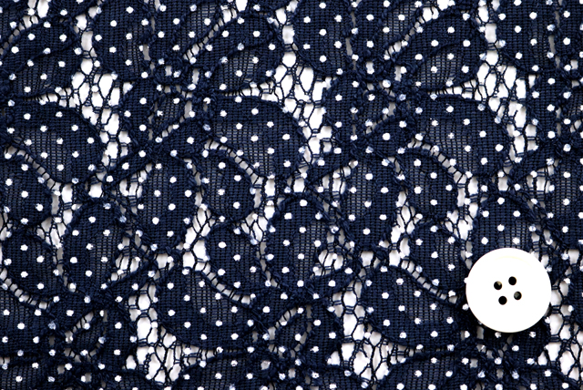 ラッセルレース 水玉プリント 紺 部分アップ・ボタン比較